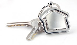 Deux clés avec un porte-clé en forme de maison